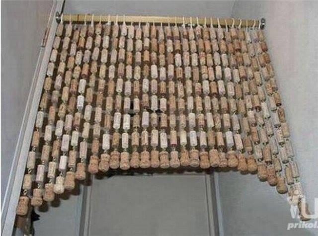 Из винных пробок.