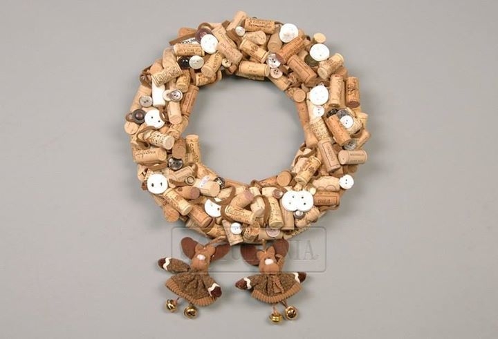 Из винных пробок.