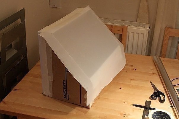 Лайтбокс из картонной коробки для фотографирования своих работ.