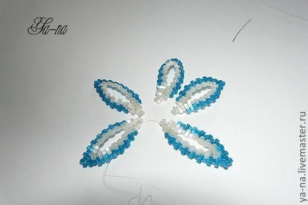 МК Цветочек-заколочка из бисера