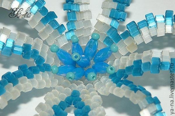 МК Цветочек-заколочка из бисера