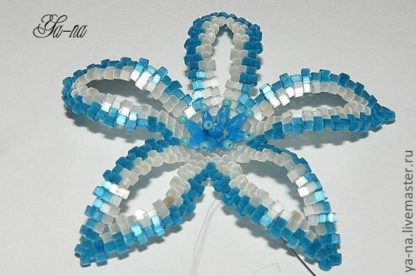 МК Цветочек-заколочка из бисера