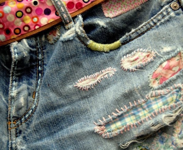 Дырка на джинсах - повод вдохнуть в них новую жизнь. Идеи