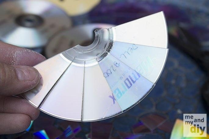 Декор Садовой вазы с помощью мозаики из старых CD-дисков