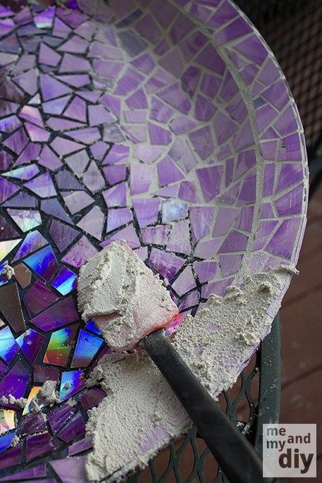 Декор Садовой вазы с помощью мозаики из старых CD-дисков