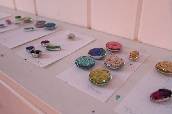 Камешки с глиттером