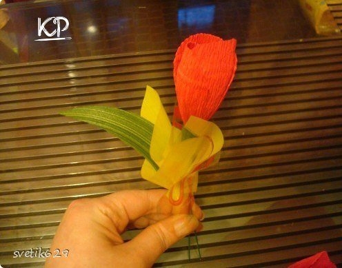 Тюльпаны и нарциссы из гофрированной бумаги и конфет