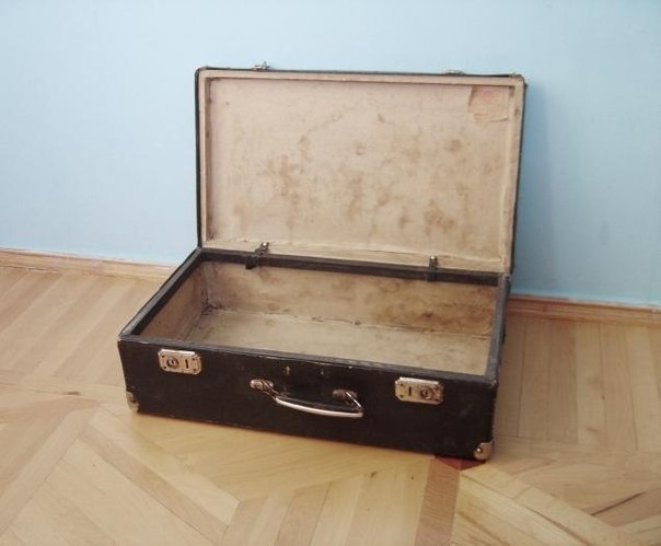 Интересное использование старого чемодана