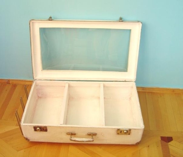 Интересное использование старого чемодана