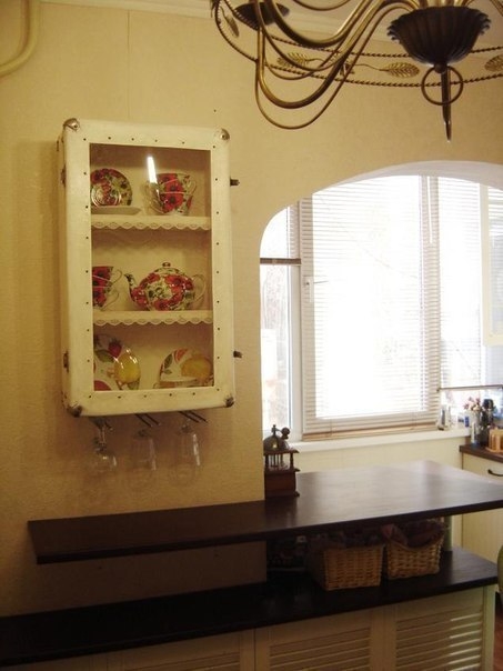 Интересное использование старого чемодана