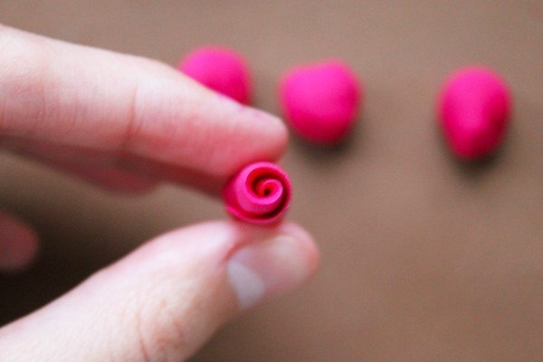 Сердце из роз из полимерной глины