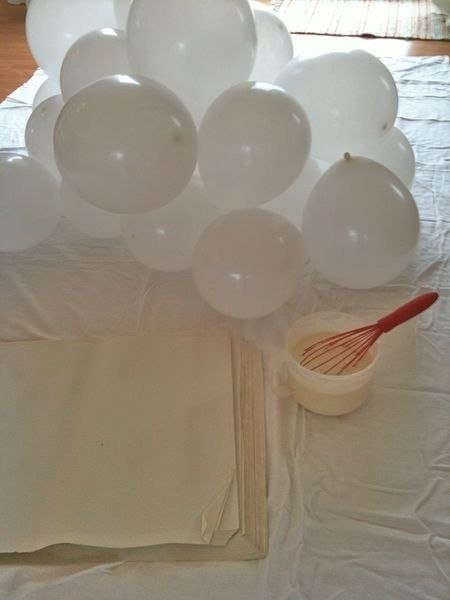 Облако из воздушных шариков, клея бумаги и ваты.