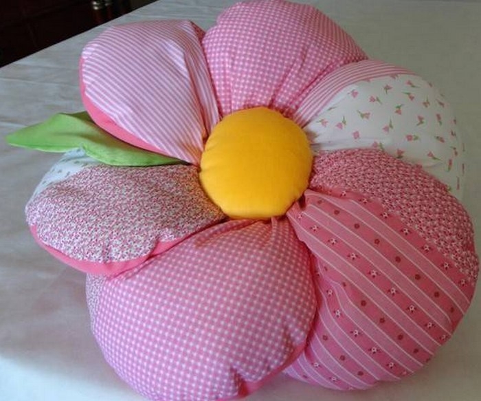 Декоративные подушки в форме цветка. Идеи для вдохновения и выкройка.
