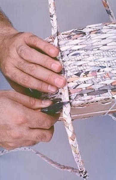 Плетем корзинку из газетных трубочек