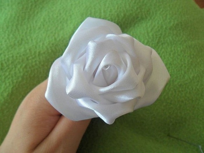 Роза из ткани или широкой атласной ленты