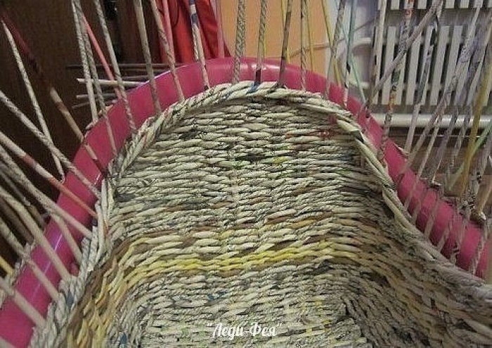 Плетеное кресло из газетных трубочек