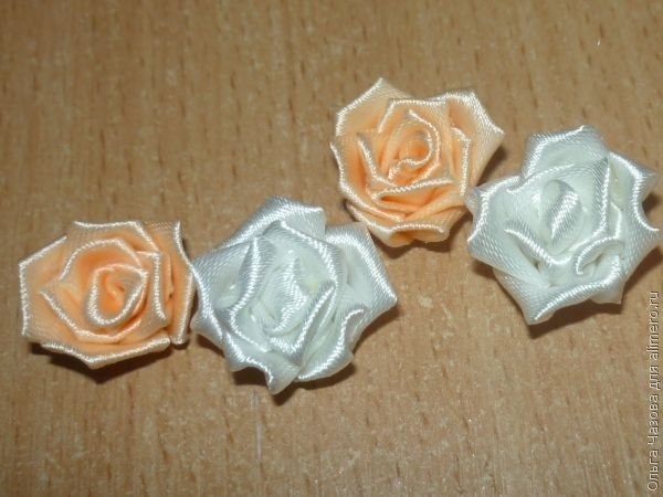 Ободочек с маленькими розами в технике канзаши