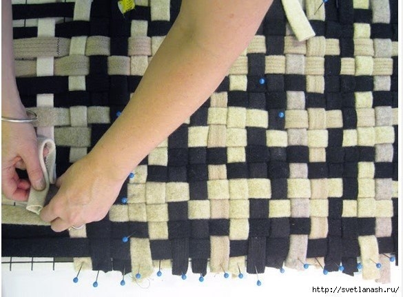 Плетение коврика из старой одежды
