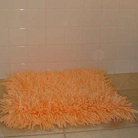 Мохнатый коврик в ванную.