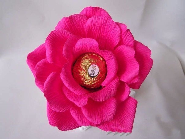 Объемная роза из конфет