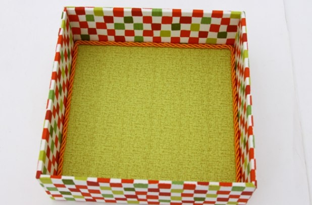 Декорирование коробочки тканью в технике айрис фолдинг.