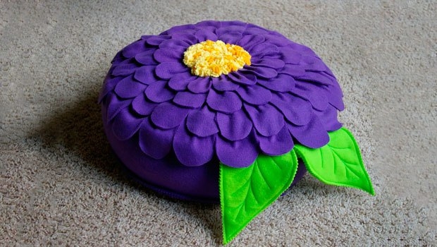 Как сделать из фетра пуф-подушку в виде цветка.