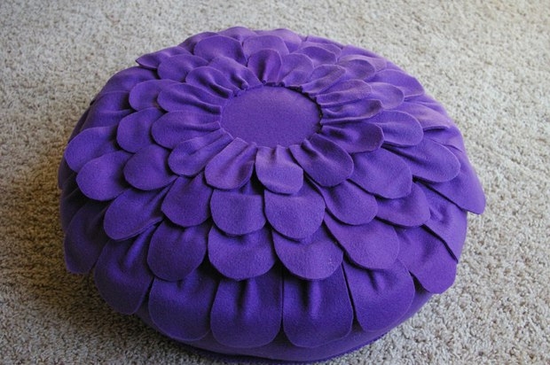 Как сделать из фетра пуф-подушку в виде цветка.