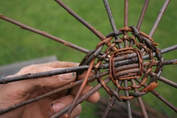 Плетем корзинку из ивовых прутьев. Мастер-класс