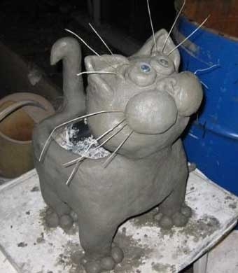 Забавный кот-клумба