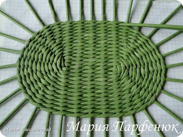 Плетение из газетных трубочек. Как сплести овальное дно для корзинки.
