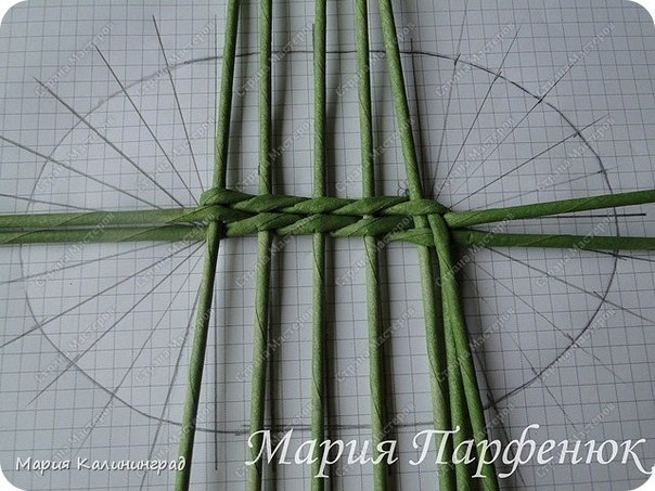 Плетение из газетных трубочек. Как сплести овальное дно для корзинки.