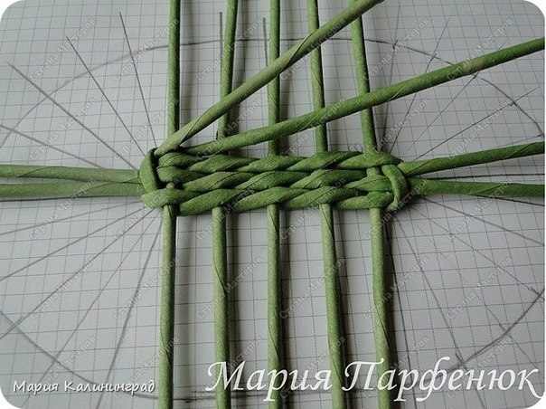 Плетение из газетных трубочек. Как сплести овальное дно для корзинки.