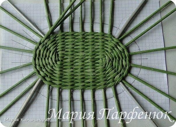 Плетение из газетных трубочек. Как сплести овальное дно для корзинки.