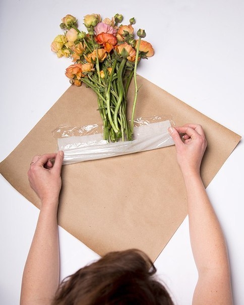 Как упаковать букет живых цветов