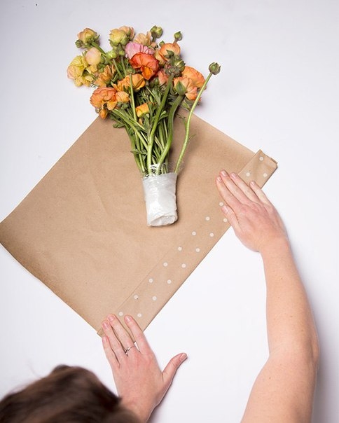 Как упаковать букет живых цветов