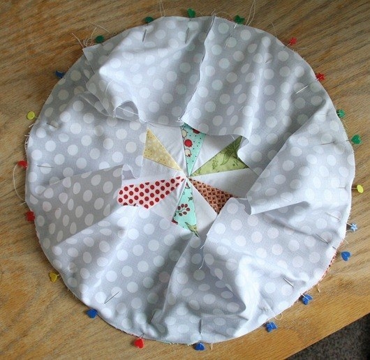 Шьем круглую подушку из лоскутков