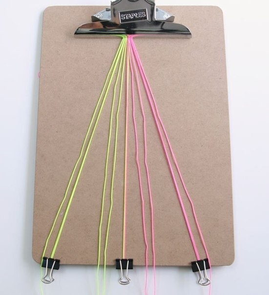 Неоновый браслет в технике макраме