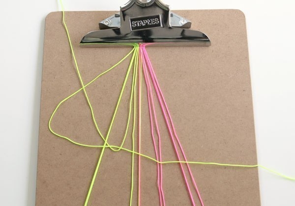 Неоновый браслет в технике макраме