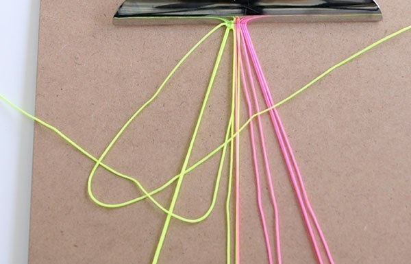 Неоновый браслет в технике макраме