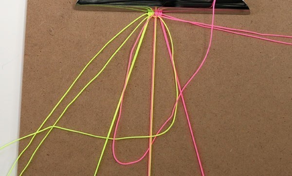 Неоновый браслет в технике макраме