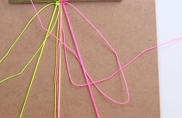 Неоновый браслет в технике макраме