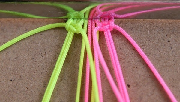 Неоновый браслет в технике макраме