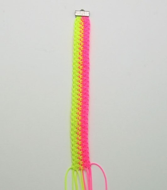 Неоновый браслет в технике макраме