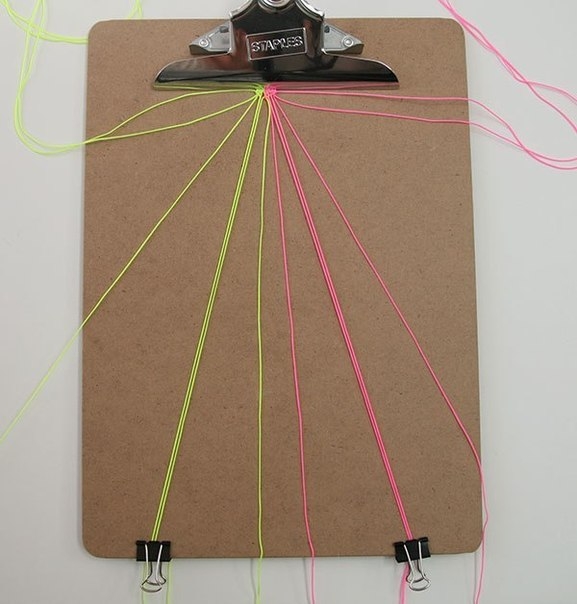 Неоновый браслет в технике макраме