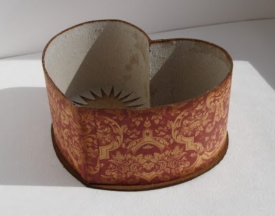 Шкатулочка в форме сердца.