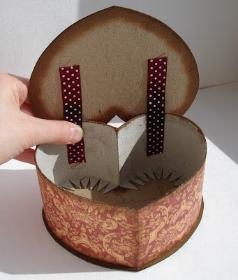 Шкатулочка в форме сердца.