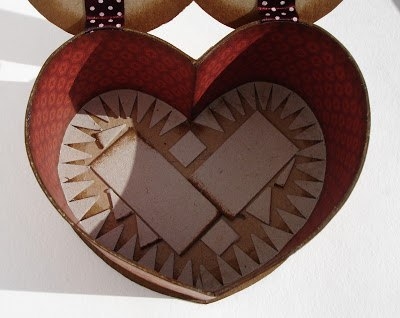 Шкатулочка в форме сердца.