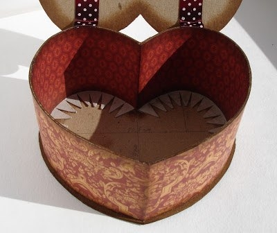 Шкатулочка в форме сердца.