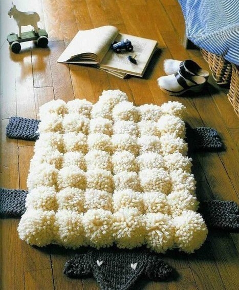 Как сделать простой коврик из помпонов