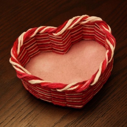 Плетем корзинку в форме сердца.